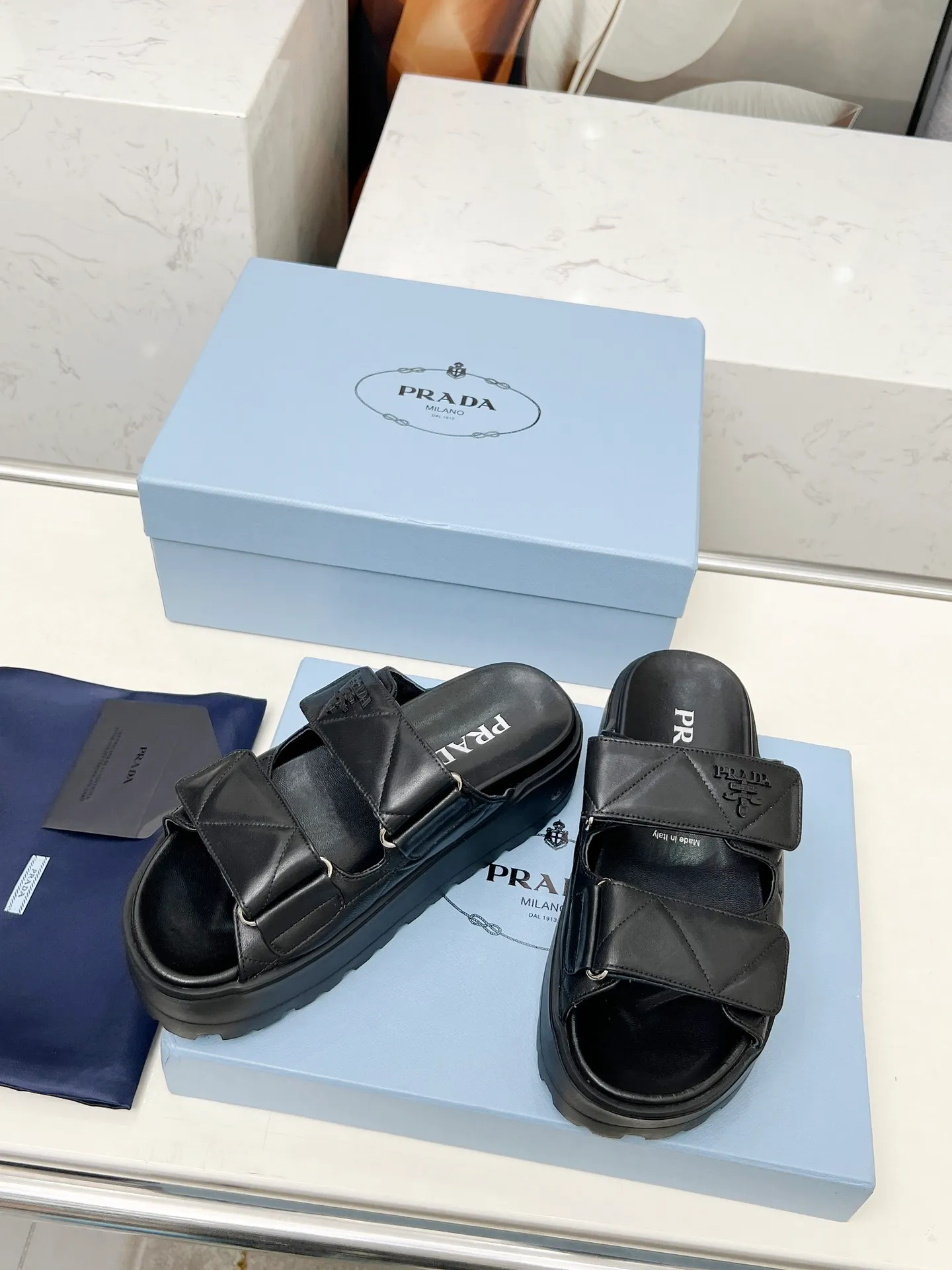 👟👟Ex-factory price 500👟👟 🌸Prada 2025 spring and summer new slippers 💫Velcro sandals The latest catwalk model, classic upgrades, comfort and fashionability coexist. Every color combination looks good, and the design matches different style needs ✅Upper: original customized cowhide ✅Inner lining: original customized sheepskin lining, cowhide feet ✅Outsole: Original molded anti-slip outsole ✅Number of codes: 35-40 (41 customized, non-refundable and non-exchangeable)